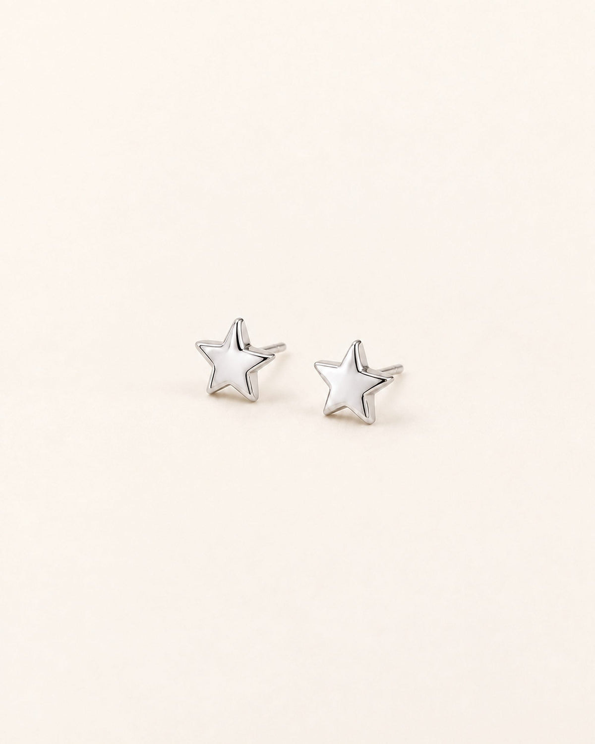 Puces Stella argent, vue de trois-quarts